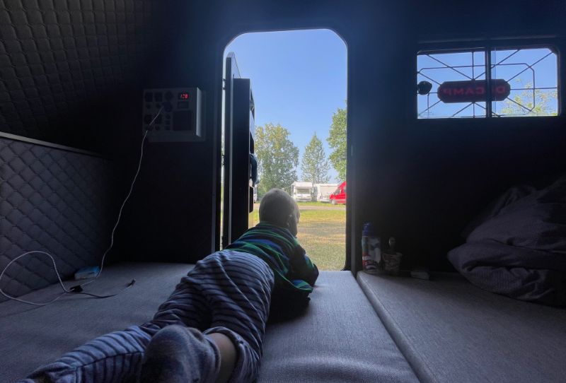 pohodlné spaní v terénním offroadovém karavanu DECAMP X1 pro 2 až 3 osoby z půjčovny obytných vozů a karavanů Tři lamy České Budějovice Jihočeský kraj
