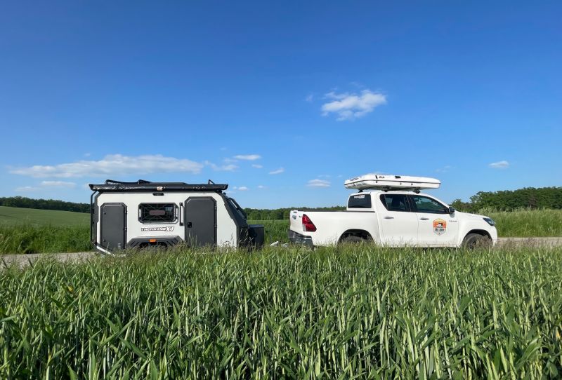 terénní offroadový karavan DECAMP X1 pro 2 až 3 osoby z půjčovny obytných vozů a karavanů Tři lamy České Budějovice Jihočeský kraj